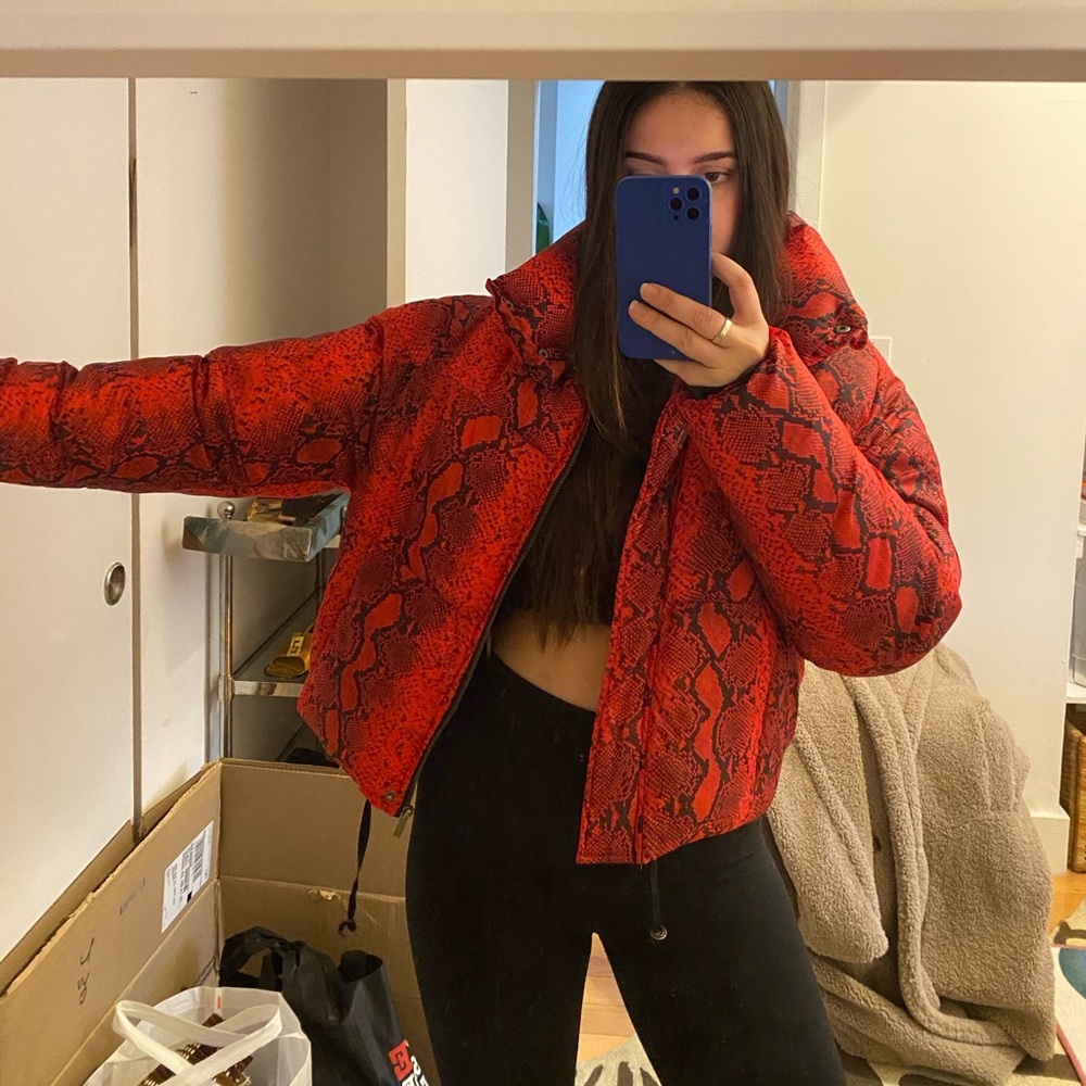 APPARIS RED SNAKE PRINT PUFF
